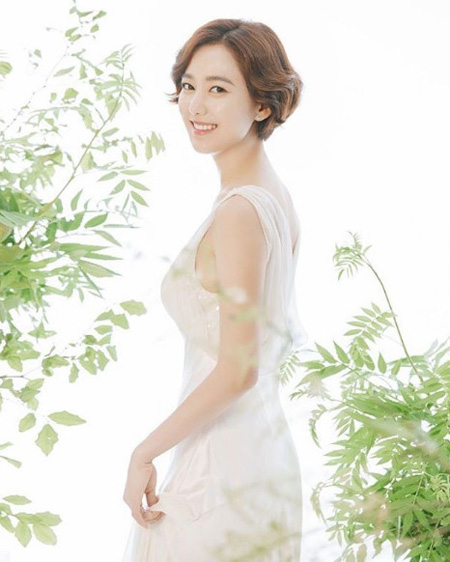 女優イ・ソヨン、離婚発表から初めてのSNS更新…”純白ドレス”で笑顔みせる