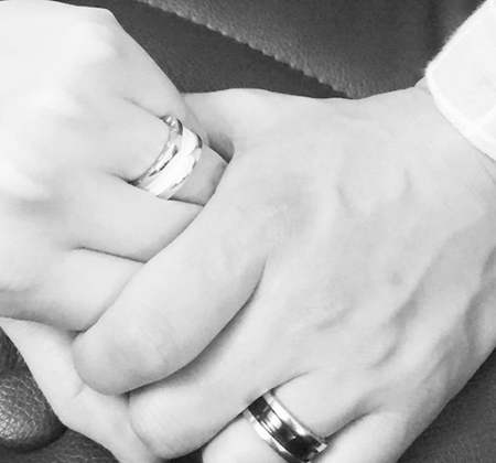 元「Click-B」キム・サンヒョク、恋人とのカップルリングを公開 「結婚はまだ…」