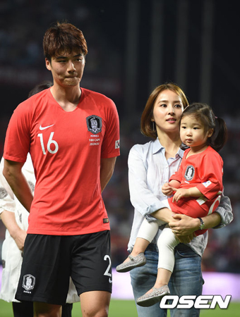 女優ハン・ヘジン＆サッカー韓国代表のキ・ソンヨン夫婦、娘シオンちゃんと初めて公の場に