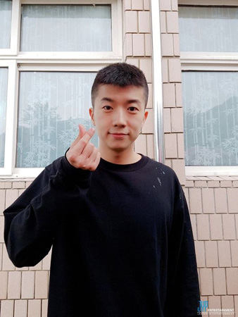 ウヨン（2PM）、今日（9日）白頭山新兵教育隊に入隊…家族やメンバーに見送られ