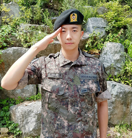 ウヨン（2PM）、基礎軍事訓練を終えて敬礼姿を公開