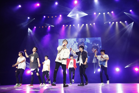 「iKON」、3年ぶりとなるファンミーティングを舞浜アンフィシアターで開催！
