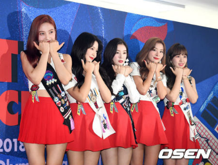 「Red Velvet」、単独コンサートに先駆け記者会見「『Red Flavor』より『Power up』」