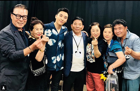 「BIGBANG」V.I、自身の日本公演に駆けつけた入隊中メンバーの両親らと記念撮影