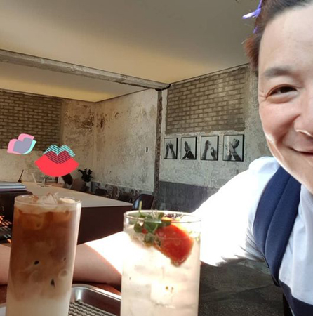 芸人ユン・ジョンス、カフェで一般女性を盗撮？　SNS写真を指摘され謝罪・削除