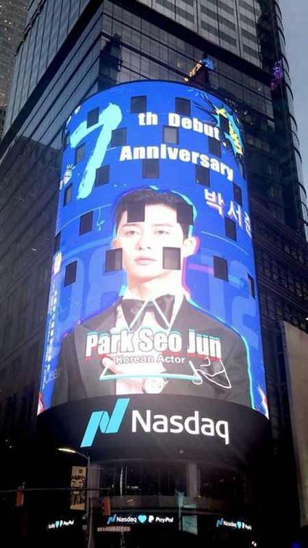 俳優パク・ソジュン、米タイムズスクエア電光掲示板にデビュー7周年記念プレゼント ”韓国俳優では初”