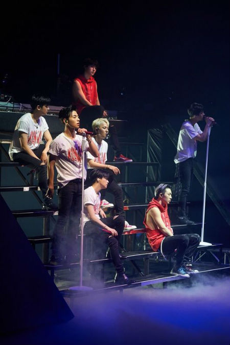 「iKON」、アジアツアー台北公演でファン熱狂…「LOVE SCENARIO」大合唱