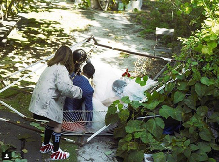 女芸人イ・スジ、ウェディング撮影中にブランコが倒れるハプニング…現場写真を公開