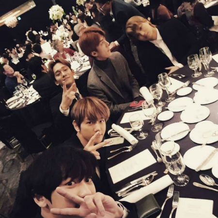 CHANYEOL、姉の結婚式に出席した「EXO」メンバーの写真公開