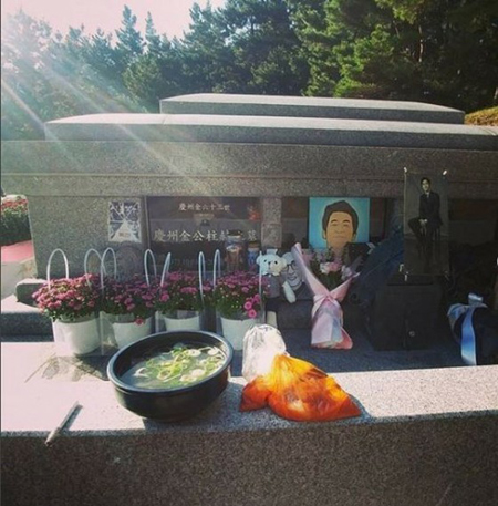 【トピック】俳優ハン・ジョンス、故キム・ジュヒョクの誕生日に墓を訪れる