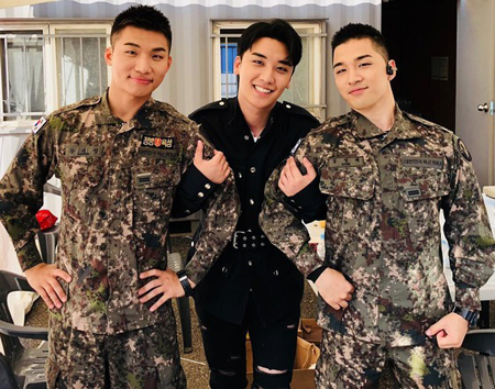 V.I（BIGBANG）、兵役中のメンバーとの3ショット公開