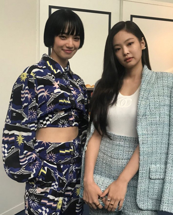 Blackpink Jennie 女優 小松菜奈の2ショット写真が話題 パリコレでの一場面 K Pop 韓国 エンタメニュース 取材レポートならコレポ