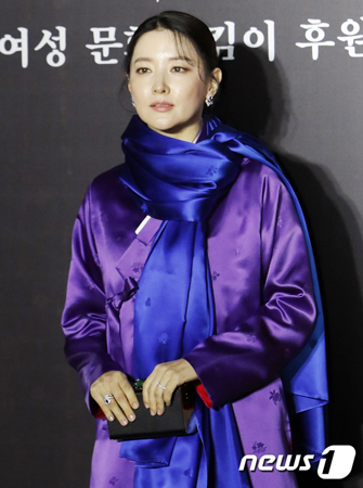 女優イ・ヨンエ、アン・ソンギが理事長務める芸術文化財団に1億ウォン寄付