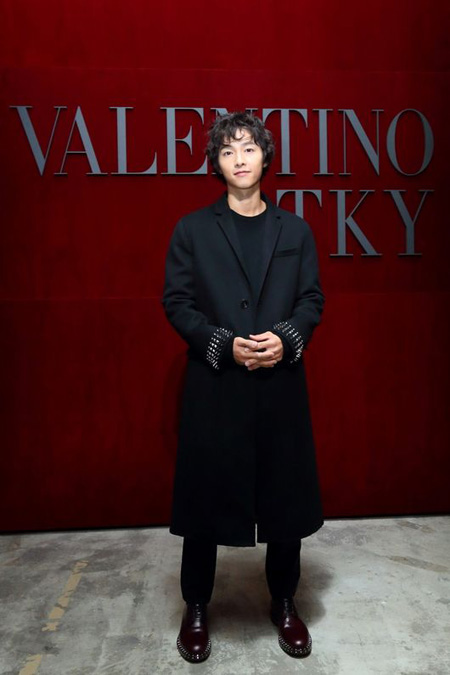 俳優ソン・ジュンギ、東京で開催の「ヴァレンティノ」ファッションショーに出席