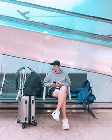 【トピック】俳優イ・ミンホ、空港ショットで見せた脚の長さが話題に
