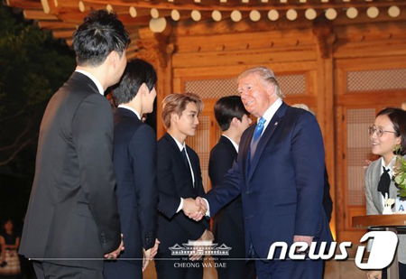 「EXO」、訪韓のトランプ大統領＆イヴァンカ氏とあいさつ