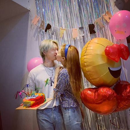 歌手ヒョナ、誕生日のイドンにキスのプレゼント