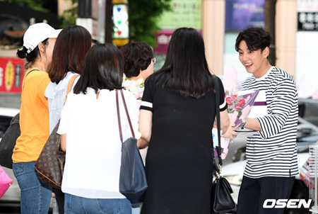 俳優ユン・シユン、ドラマ「緑豆の花」打ち上げ現場にファン集合でミニファンミーティングに