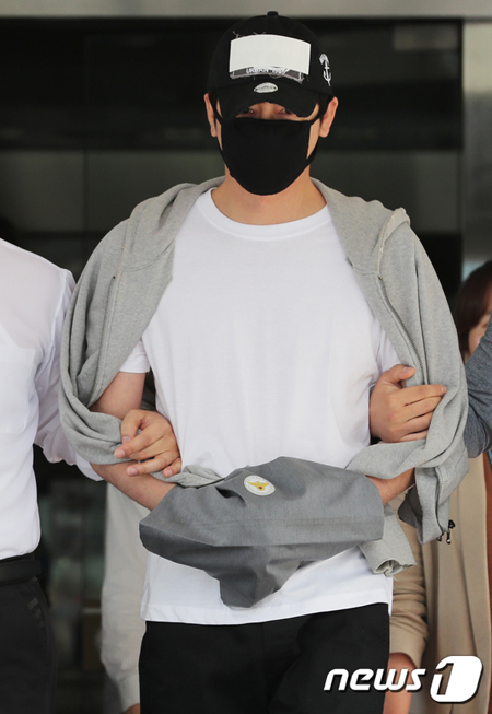 性的暴行容疑の俳優カン・ジファン、マスクで顔覆い無言で令状審査へ