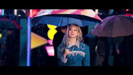 「TWICE」ダヒョン、新曲「Feel Special」ティーザー公開…雨の中の女神に