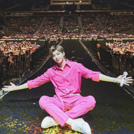 カン・ダニエル、オールピンク衣装でシンガポールのファンと記念撮影