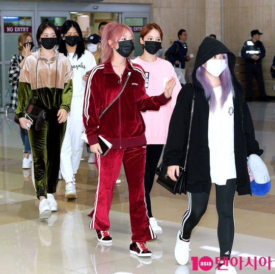 Photo 金浦 Iz One 海外での日程を終えて韓国に帰国 ラフな空港ファッションで K Pop 韓国エンタメニュース 取材レポートならコレポ