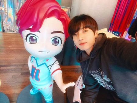 トピック】「防弾少年団」、フィギュアと同じ表情の茶目っ気あふれる