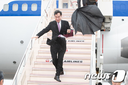 韓国ニュース番組、強風で傘壊れる韓国首相の”苦笑い”シーンを放送し話題に