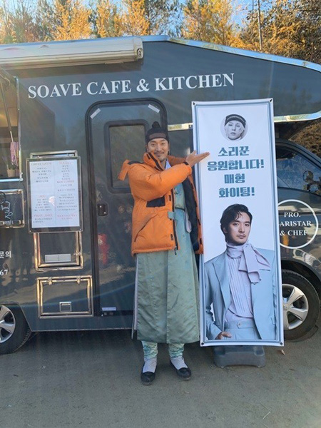 G-DRAGON（BIGBANG）、義兄キム・ミンジュンの映画撮影現場にキッチンカーをプレゼント！