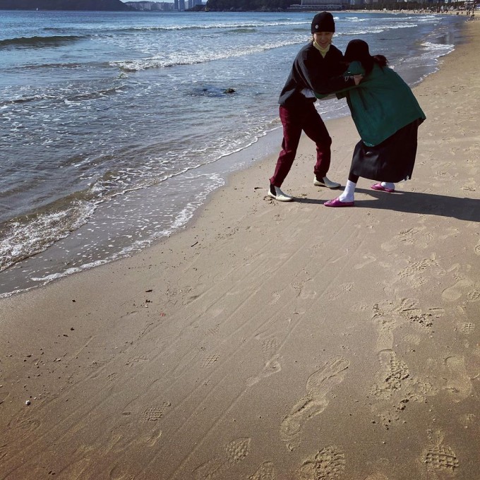 ヒョナ Dawn イドン 初々しいデートを公開 交際4年目のカップルが海辺で鬼ごっこ K Pop 韓国エンタメニュース 取材レポートならコレポ