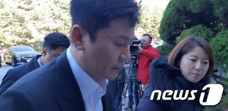 ヤン・ヒョンソク、“B.I麻薬投与揉み消し疑惑”で本日（11/9）足早に警察へ出頭、取材陣に容疑を認める
