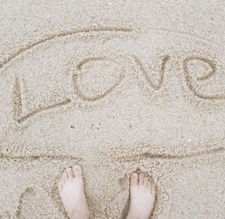 女優イ・ヨンエ、砂浜での裸足写真を公開「LOVE」