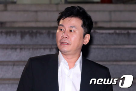 ヤン・ヒョンソク元YG代表、14時間の調査後に帰宅「誠実に調査を受けた」