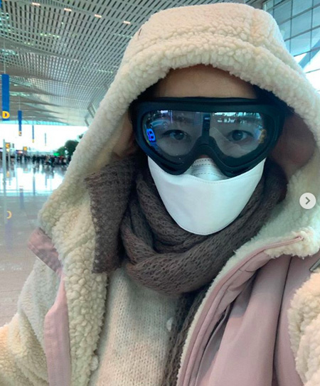 歌手ミナ、新型肺炎の感染防止”完全武装”の空港ファッションを公開 「恥ずかしいなんて言ってられない」
