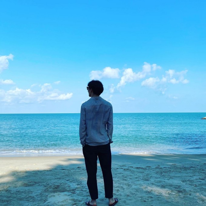 俳優キム ジェウク 青々とした雄大な空と海にも負けない完成されたスタイルで新年のあいさつ K Pop 韓国エンタメニュース 取材レポートならコレポ