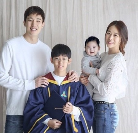 カン・ギョンジュン＆チャン・シニョン夫妻、2人の息子との和やかな家族写真を公開