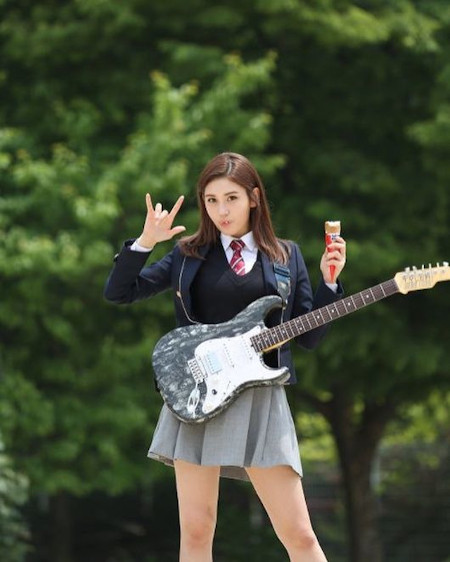 チョン・ソミ（元I.O.I）、インスタに卒業写真を公開、“エレキギターにアイスクリーム…まさに個性的”