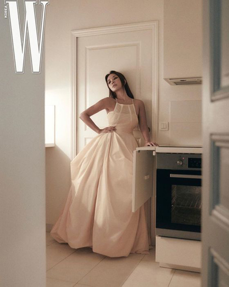 女優オム・ジョンファ、純白のドレス写真公開…イ・ソラ「夫はどこ？　」