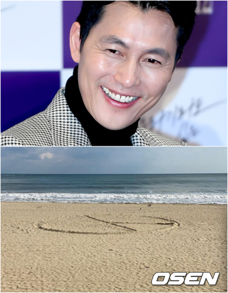 俳優チョン・ウソン、海辺でも投票呼びかけ＝砂に描いた”投票マーク”