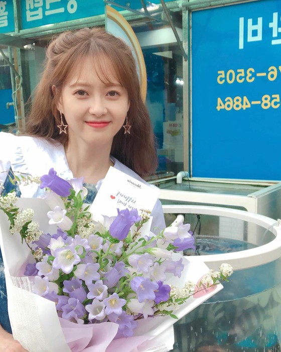 トレンドブログ＞女優Ara（コ・アラ）、花束抱えて輝く美貌アピール…"花より美しい" | K-POP、韓国エンタメニュース、取材レポートならコレポ！