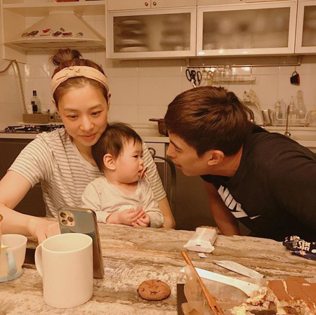 俳優カン・ギョンジュン＆チャン・シニョン夫妻、9か月になる第2子の”現実育児”公開