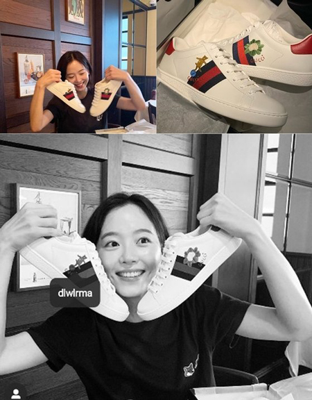 カン・ハンナ、SNSにIUからもらったGUCCIのスニーカーを公開…韓国芸能界を代表する親友同士