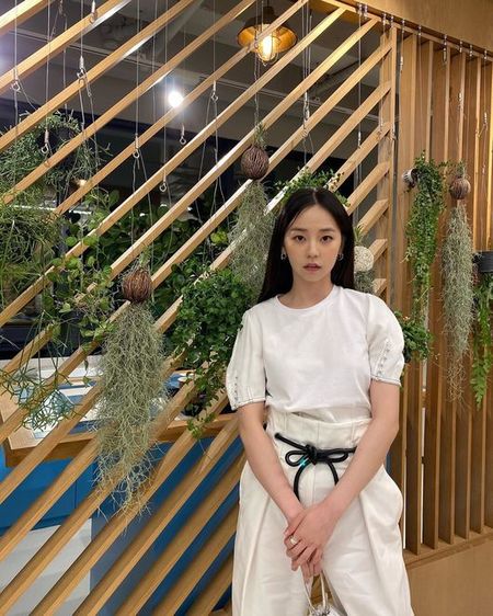 女優アン・ソヒ、オールホワイトファッション200%消化…白鳥の女神