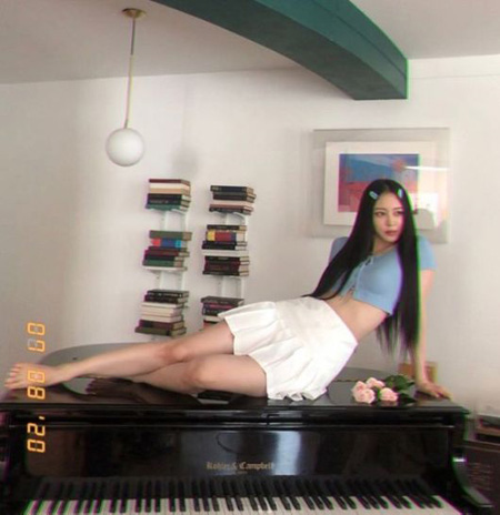 女優ハン・イェスル、まるでピアノの上に置かれた”バービー人形”