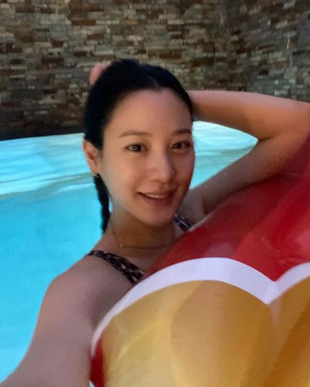 女優スヒョン、マタニティライフを公開 「ナイトプールで夕涼み」