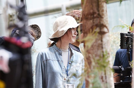 “アン・ジェヒョンと離婚成立”女優ク・ヘソン、映画監督として戻ってくるか＝撮影現場の写真公開