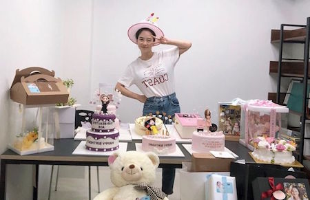 女優ソン・ジヒョ、ファンのプレゼントに囲まれて幸せな39歳の誕生日..そっくりさんのNUCKSALも祝福