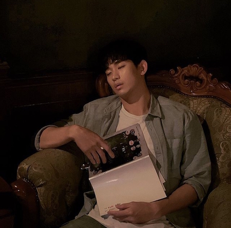 俳優キム・スヒョン、ドラマ現場で台本持ってウトウト…どれだけ疲れているの？