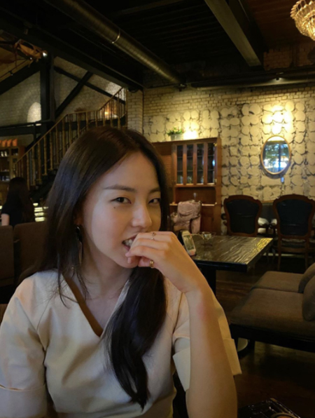 「Wonder Girls」出身の女優アン・ソヒ、レストランでくつろぐ日常を公開…今月出演ドラマスタート