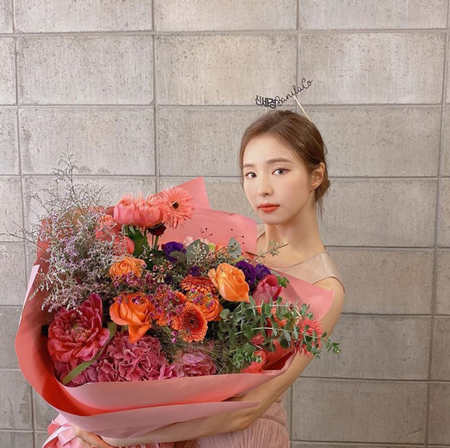 女優シン・セギョン、顔の倍以上の大きな花束を持ち「プレゼントでいただきました」…可憐な美しさがまぶしい
